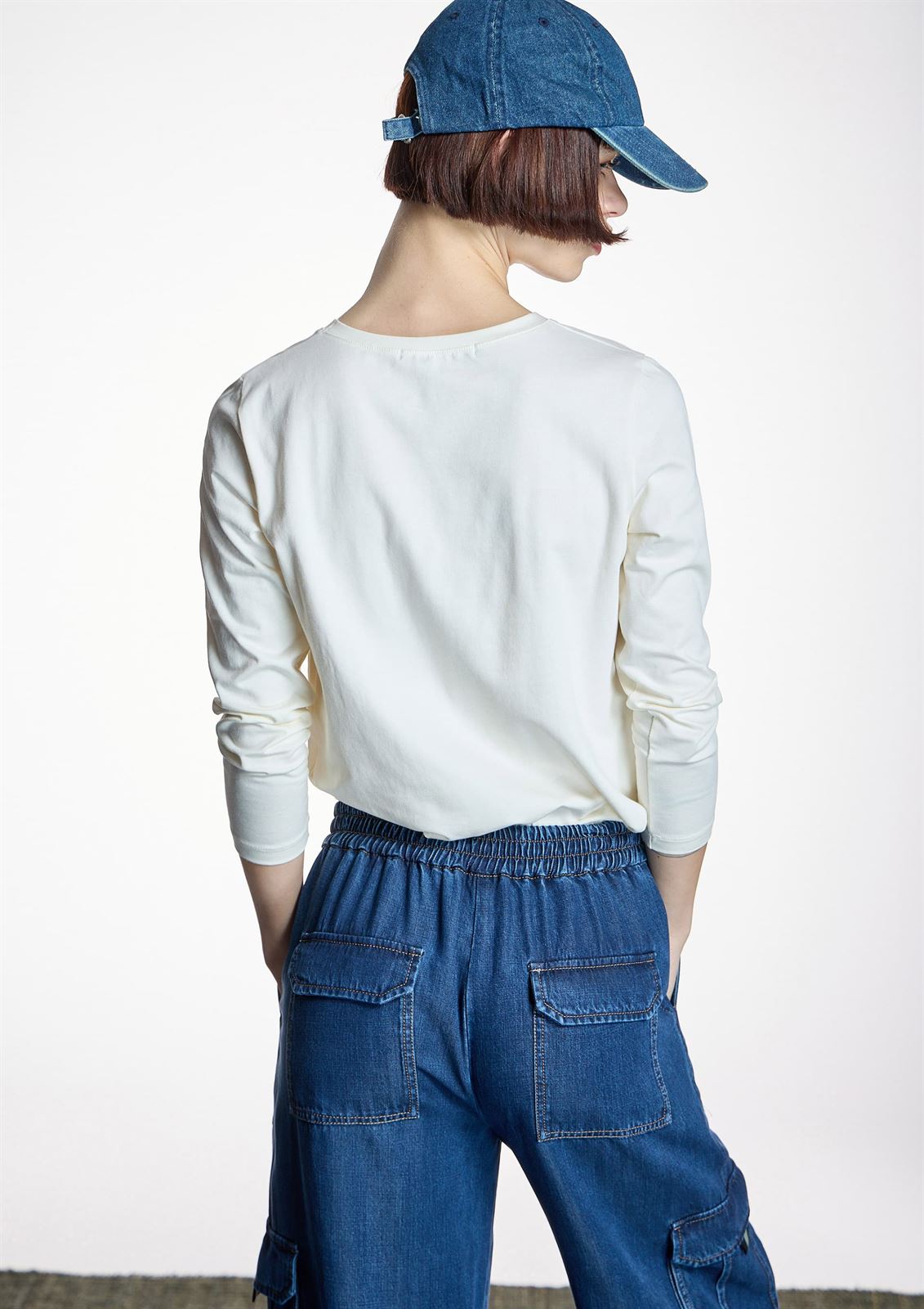 ALBA CONDE Camiseta Cruda con Print Azul - Imagen 5