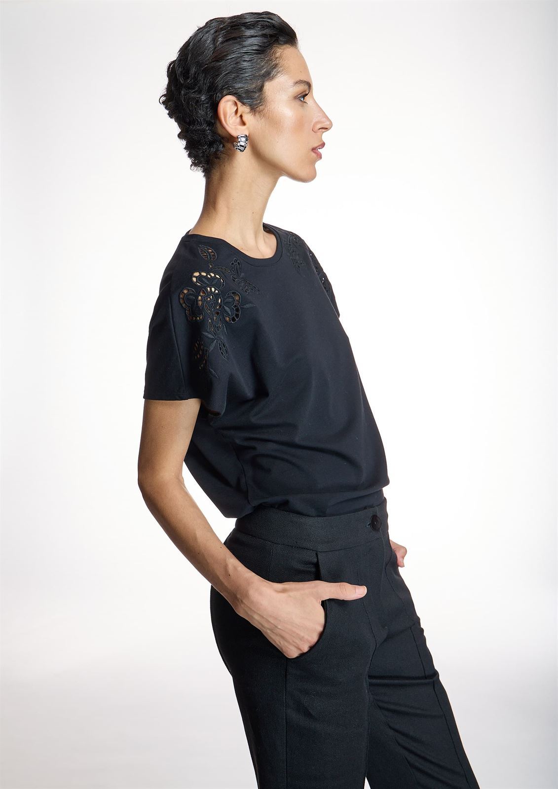 ALBA CONDE Camiseta Negra Bordados - Imagen 1