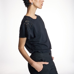 ALBA CONDE Camiseta Negra Bordados - Imagen 1