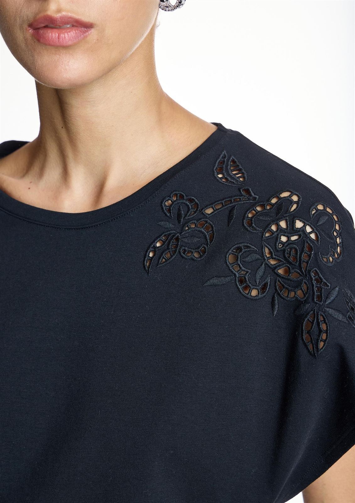 ALBA CONDE Camiseta Negra Bordados - Imagen 2