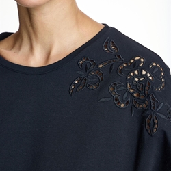 ALBA CONDE Camiseta Negra Bordados - Imagen 2