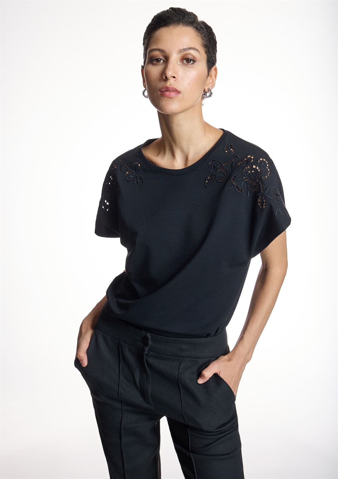 ALBA CONDE Camiseta Negra Bordados - Imagen 3