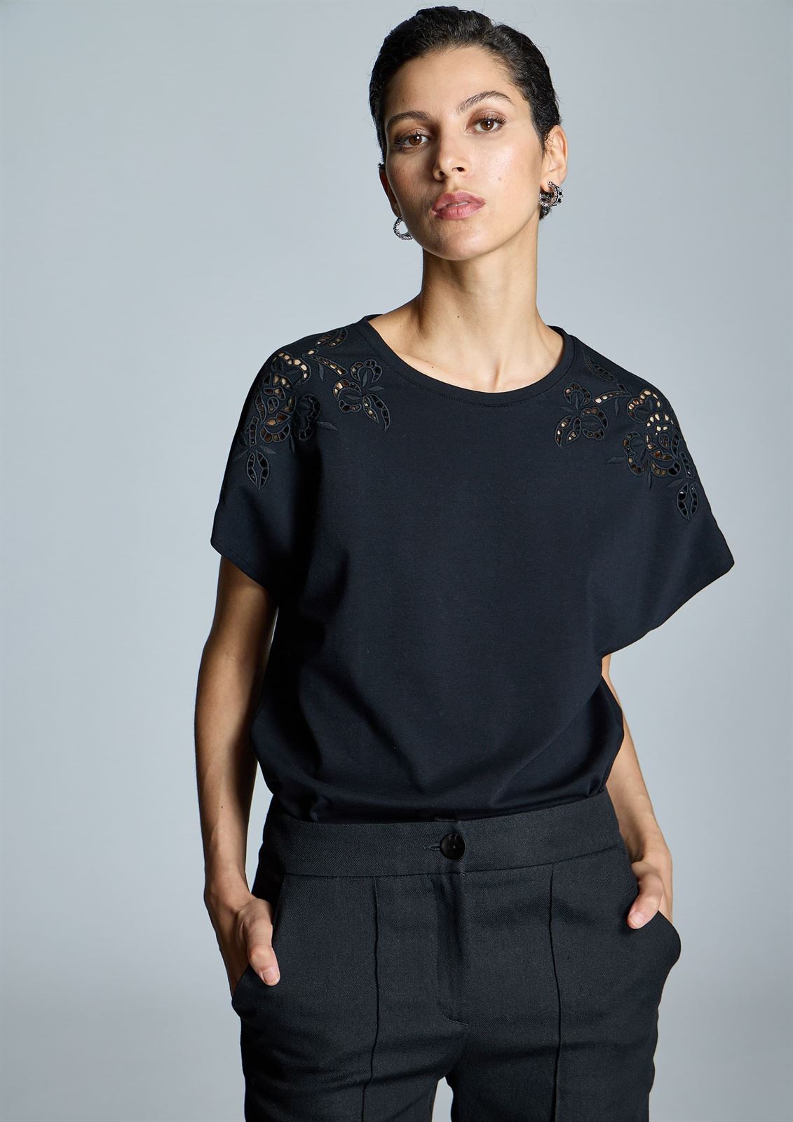 ALBA CONDE Camiseta Negra Bordados - Imagen 4