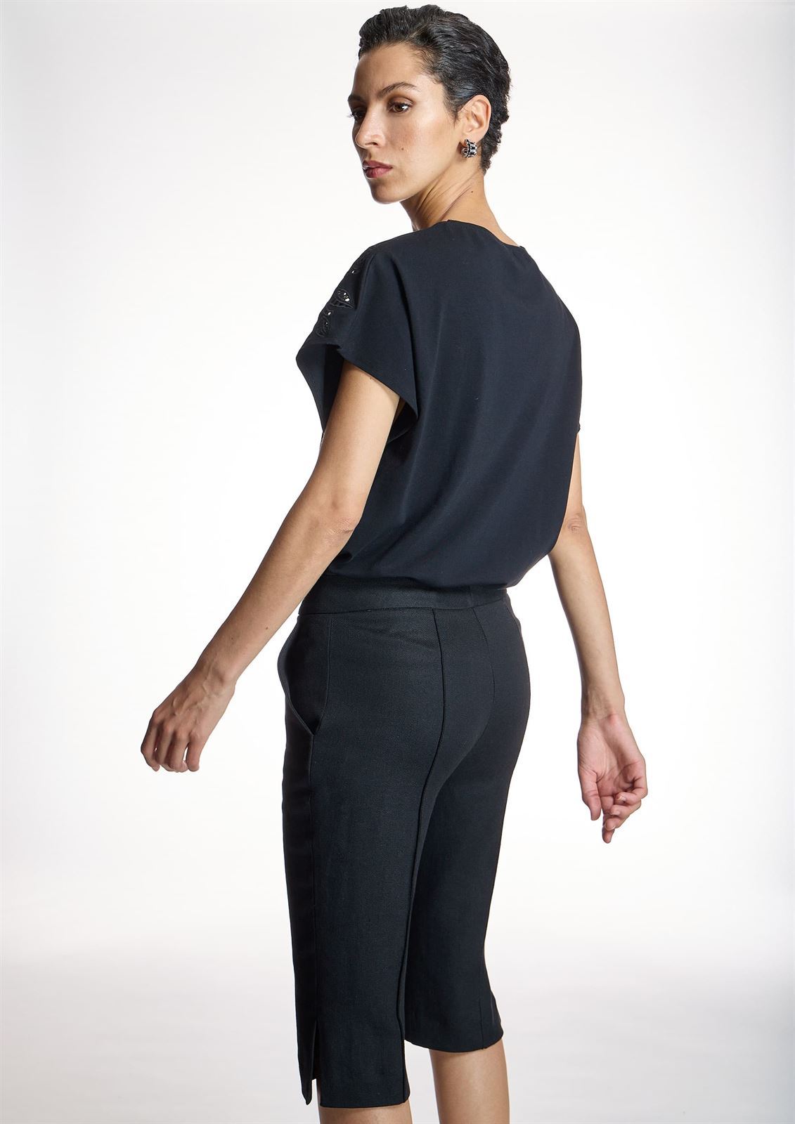 ALBA CONDE Camiseta Negra Bordados - Imagen 5