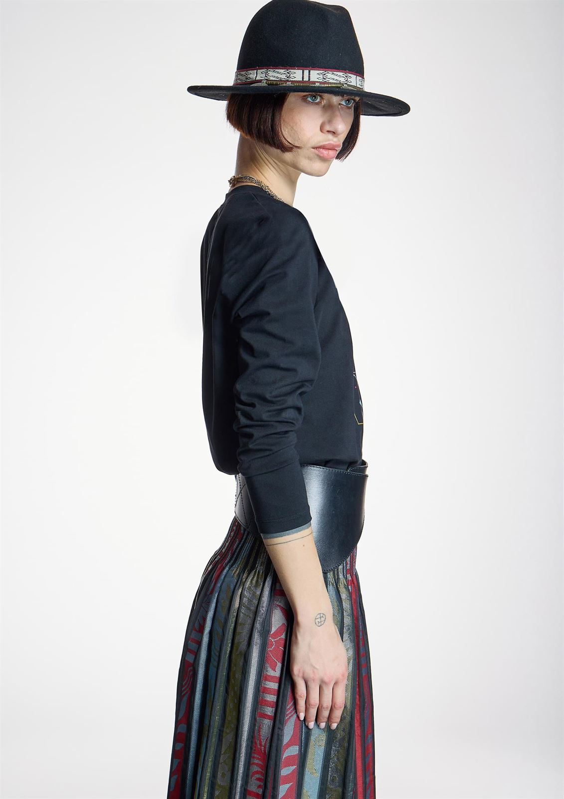 ALBA CONDE Camiseta Negra con Print Étnico - Imagen 1