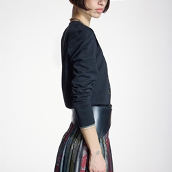 ALBA CONDE Camiseta Negra con Print Étnico - Imagen 1