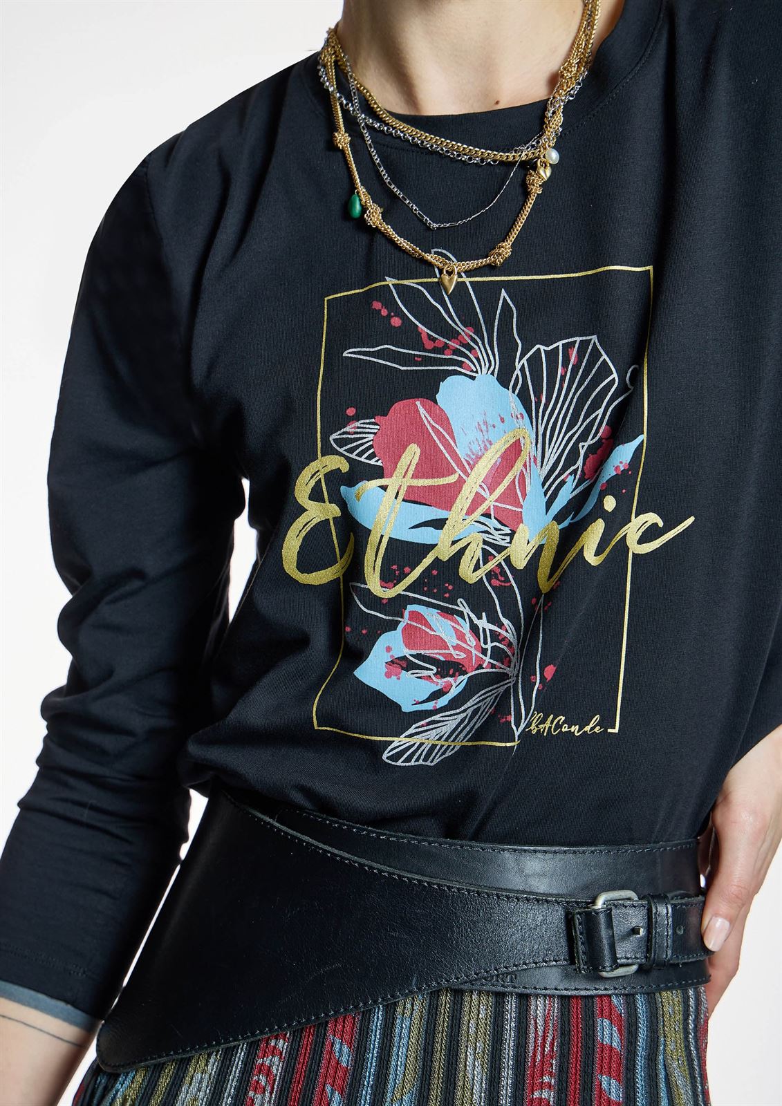 ALBA CONDE Camiseta Negra con Print Étnico - Imagen 2
