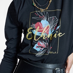 ALBA CONDE Camiseta Negra con Print Étnico - Imagen 2