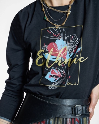 ALBA CONDE Camiseta Negra con Print Étnico - Imagen 2