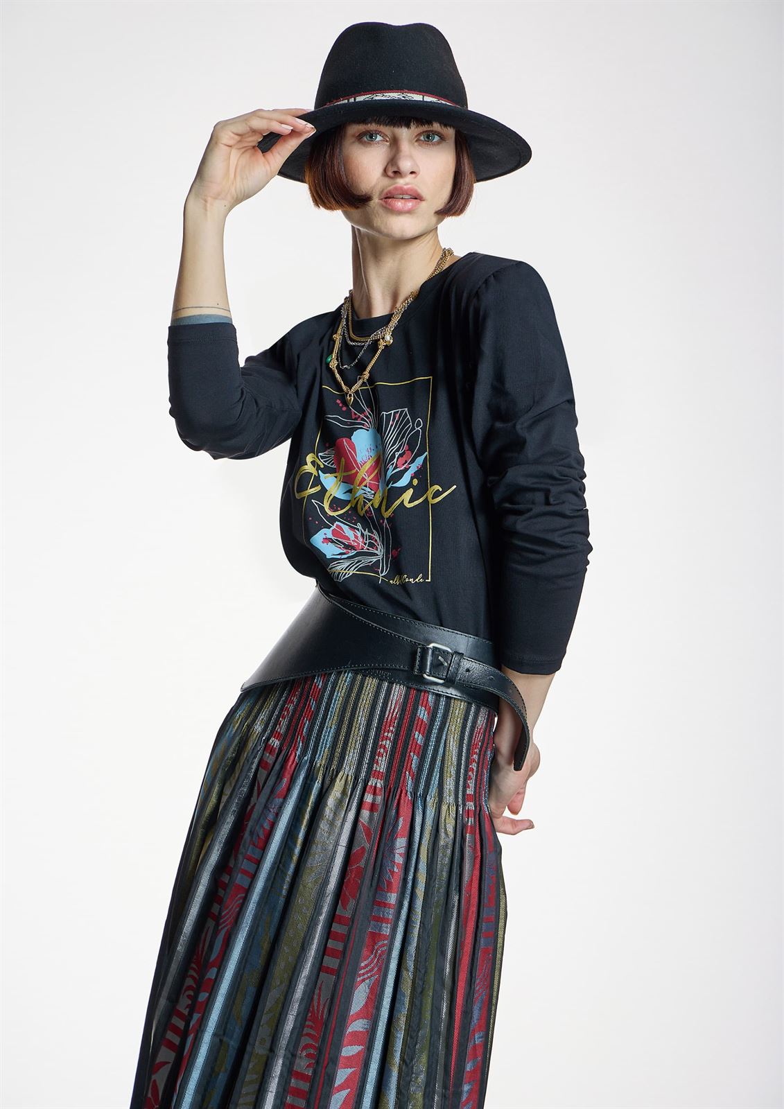 ALBA CONDE Camiseta Negra con Print Étnico - Imagen 4