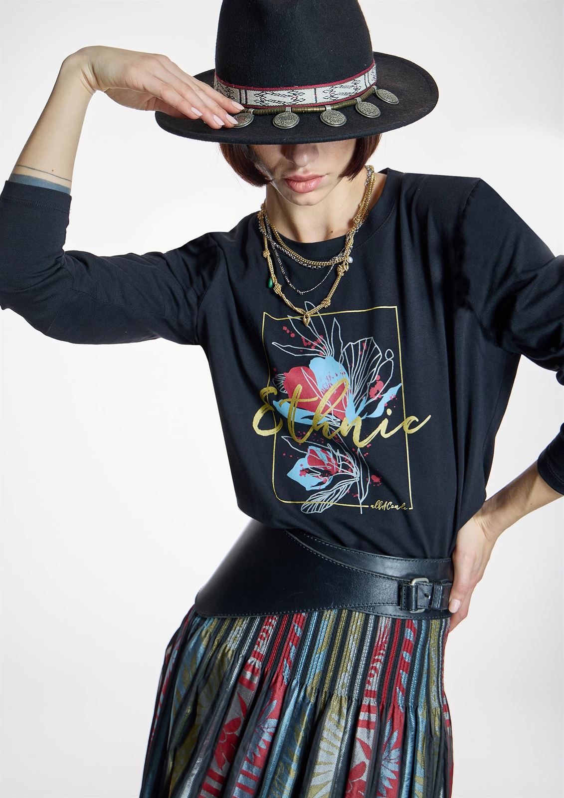 ALBA CONDE Camiseta Negra con Print Étnico - Imagen 5