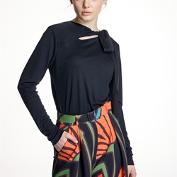 ALBA CONDE Camiseta Negra Lazada - Imagen 1