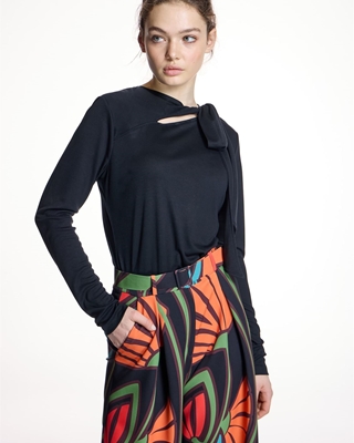 ALBA CONDE Camiseta Negra Lazada - Imagen 1