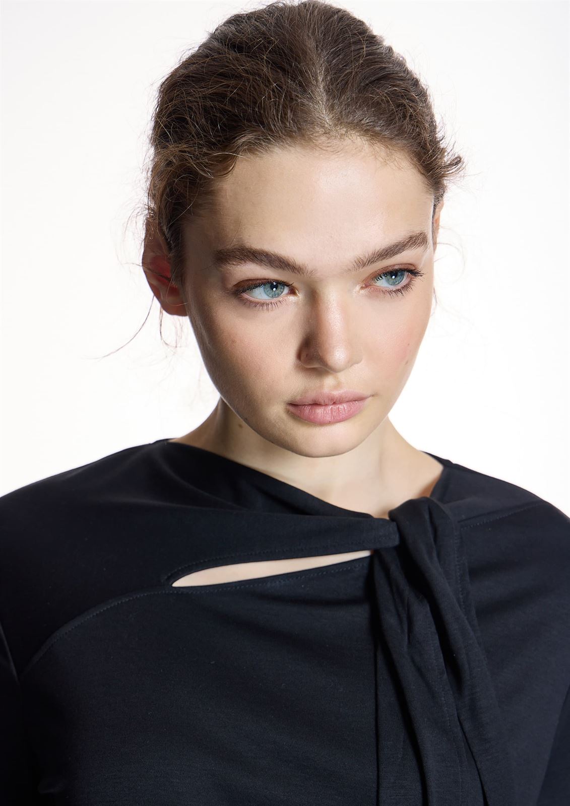 ALBA CONDE Camiseta Negra Lazada - Imagen 2