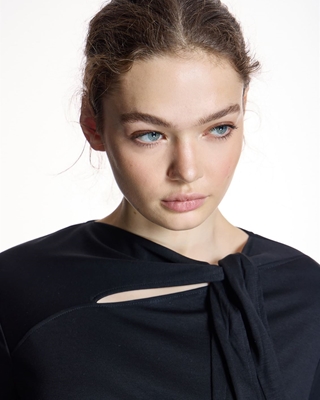 ALBA CONDE Camiseta Negra Lazada - Imagen 2