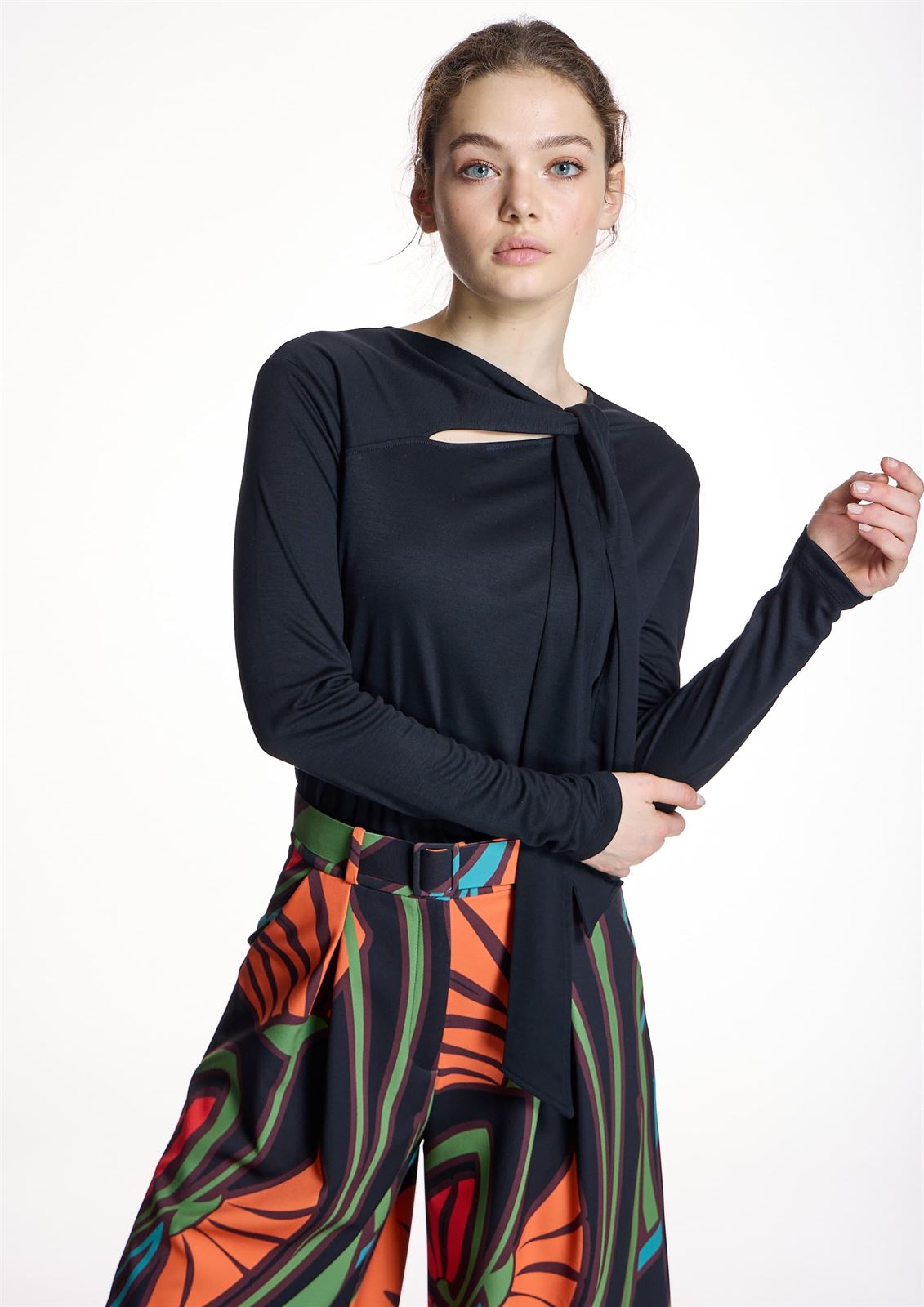 ALBA CONDE Camiseta Negra Lazada - Imagen 4