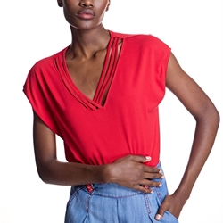 ALBA CONDE Camiseta Roja con Aberturas en Escote - Imagen 2