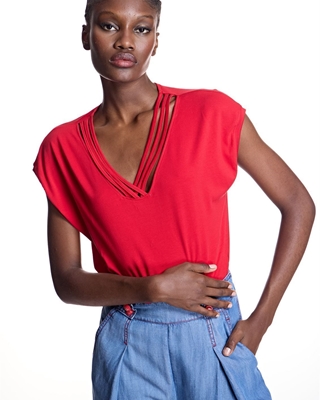 ALBA CONDE Camiseta Roja con Aberturas en Escote - Imagen 2