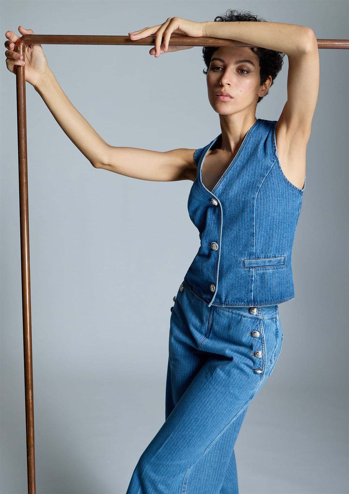 ALBA CONDE Chaleco Azul Denim Rayas - Imagen 4