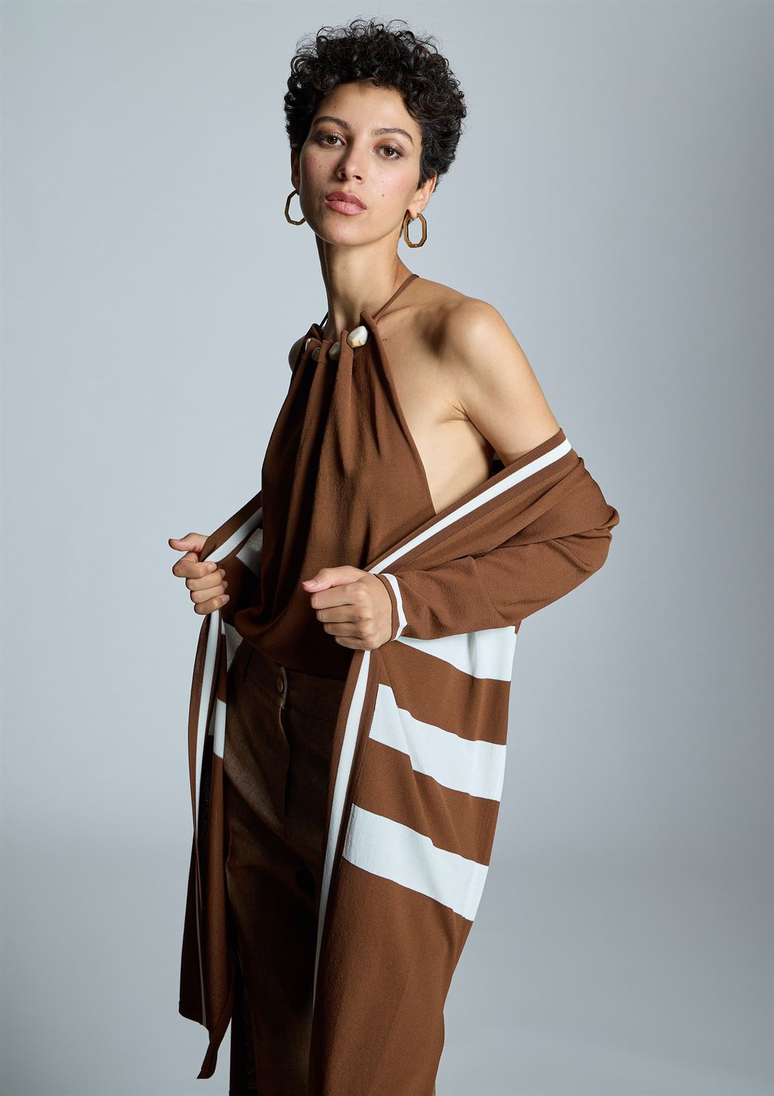 ALBA CONDE Chaqueta Larga de Punto Marrón - Imagen 5