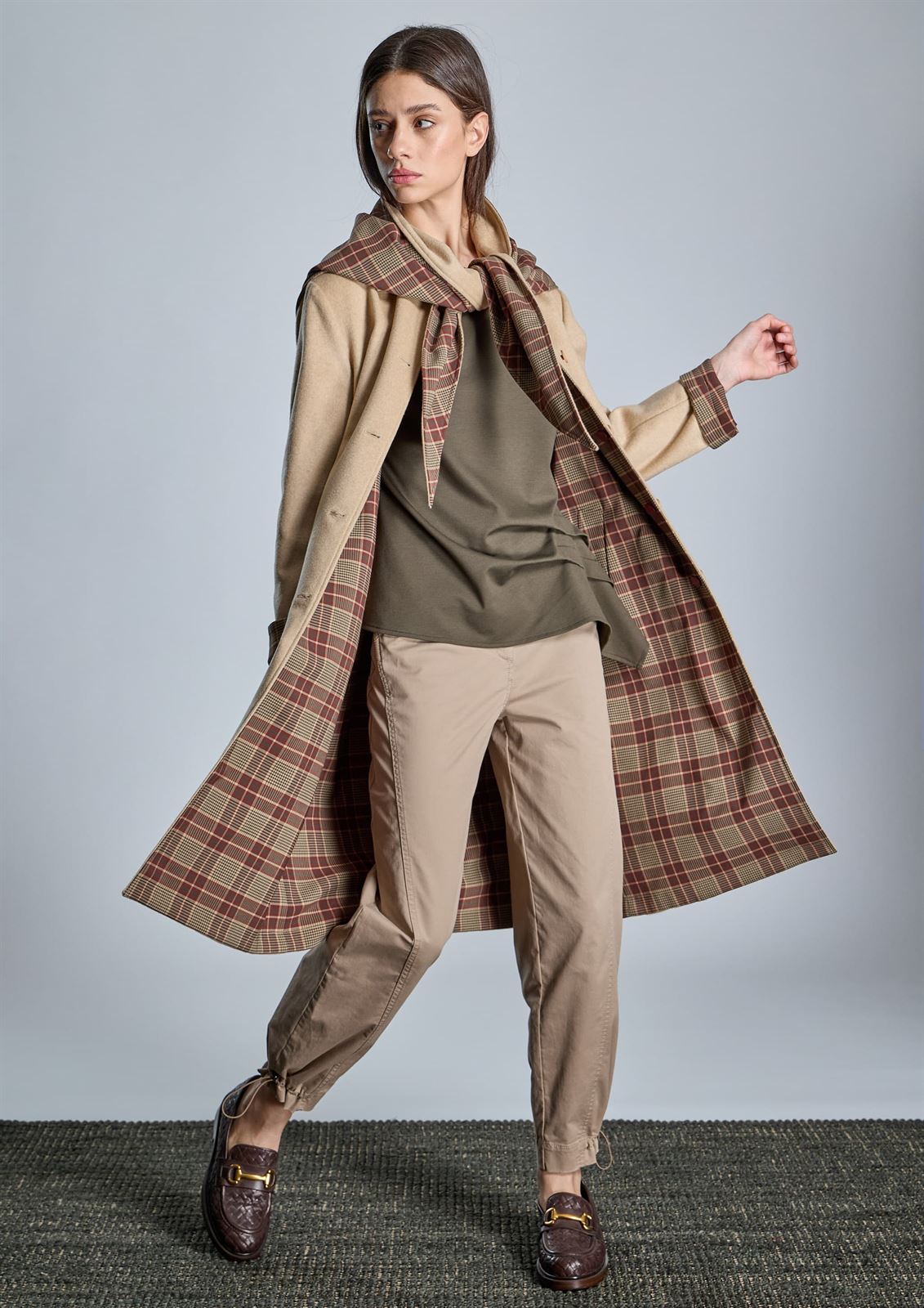 ALBA CONDE Gabardina Beige Reversible - Imagen 3