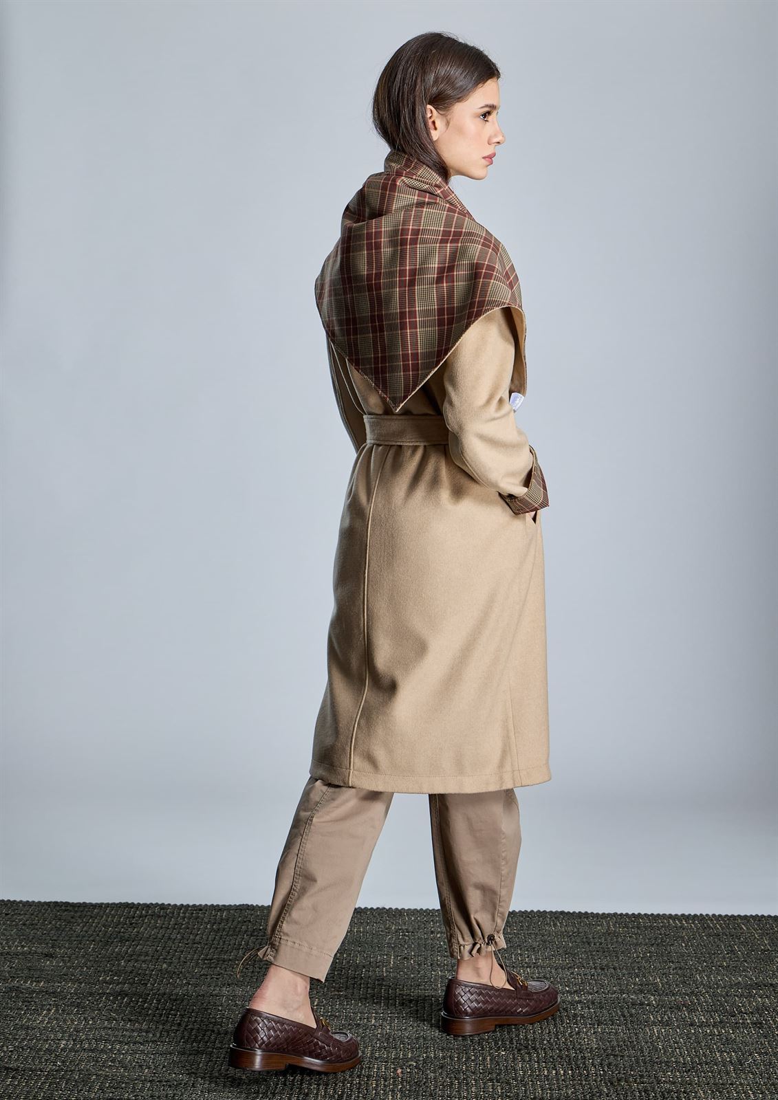 ALBA CONDE Gabardina Beige Reversible - Imagen 4