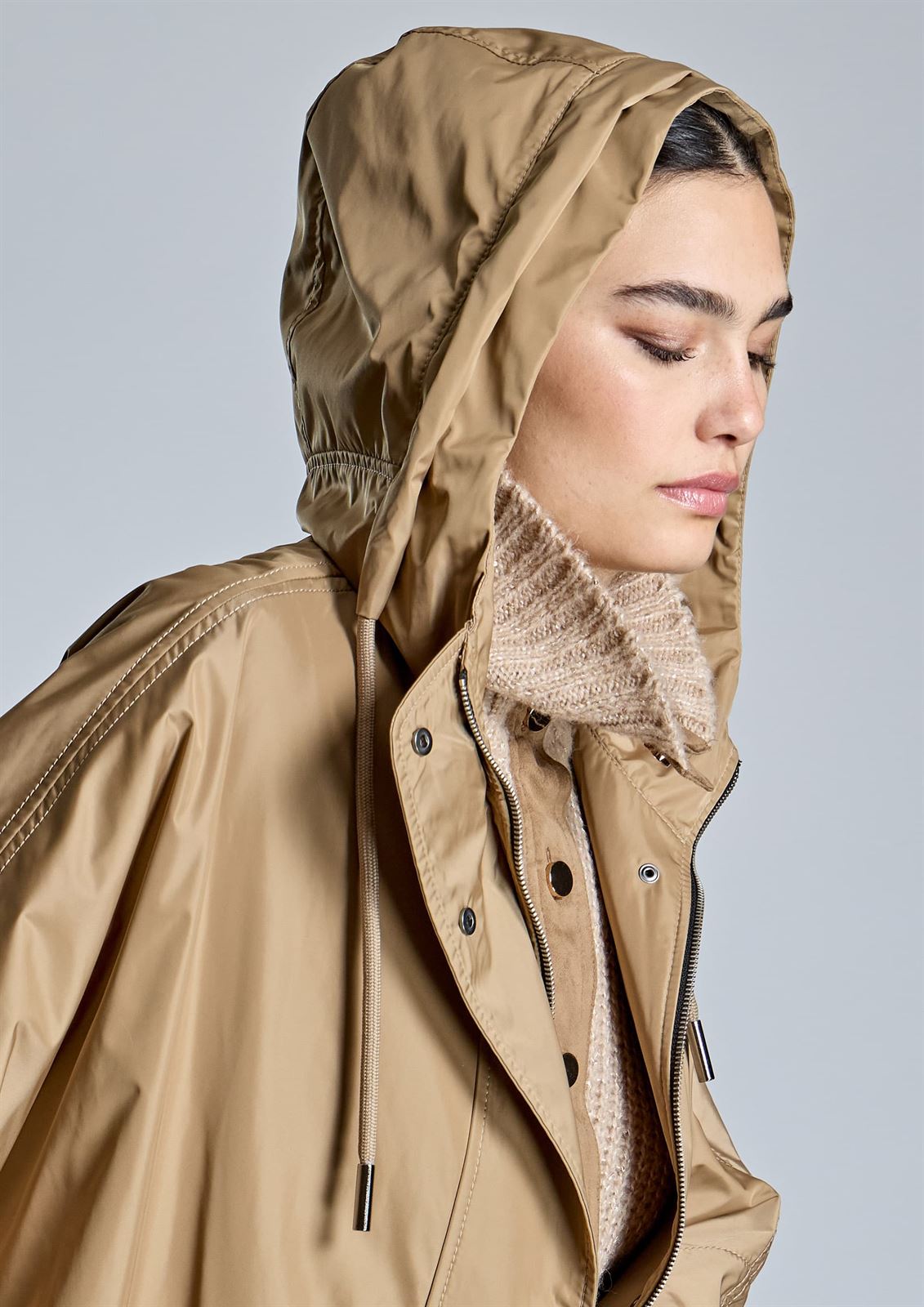 ALBA CONDE Gabardina Camel con Capucha - Imagen 2