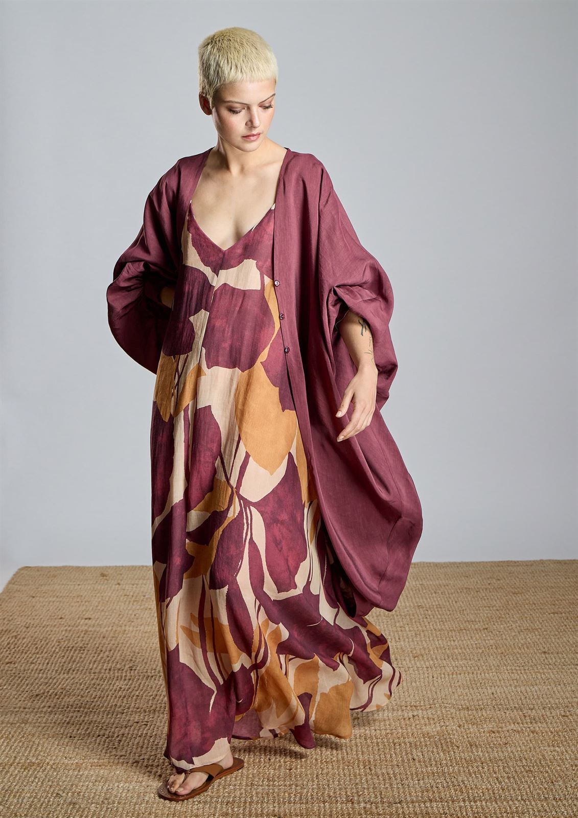 ALBA CONDE Kimono de Lino Granate - Imagen 2