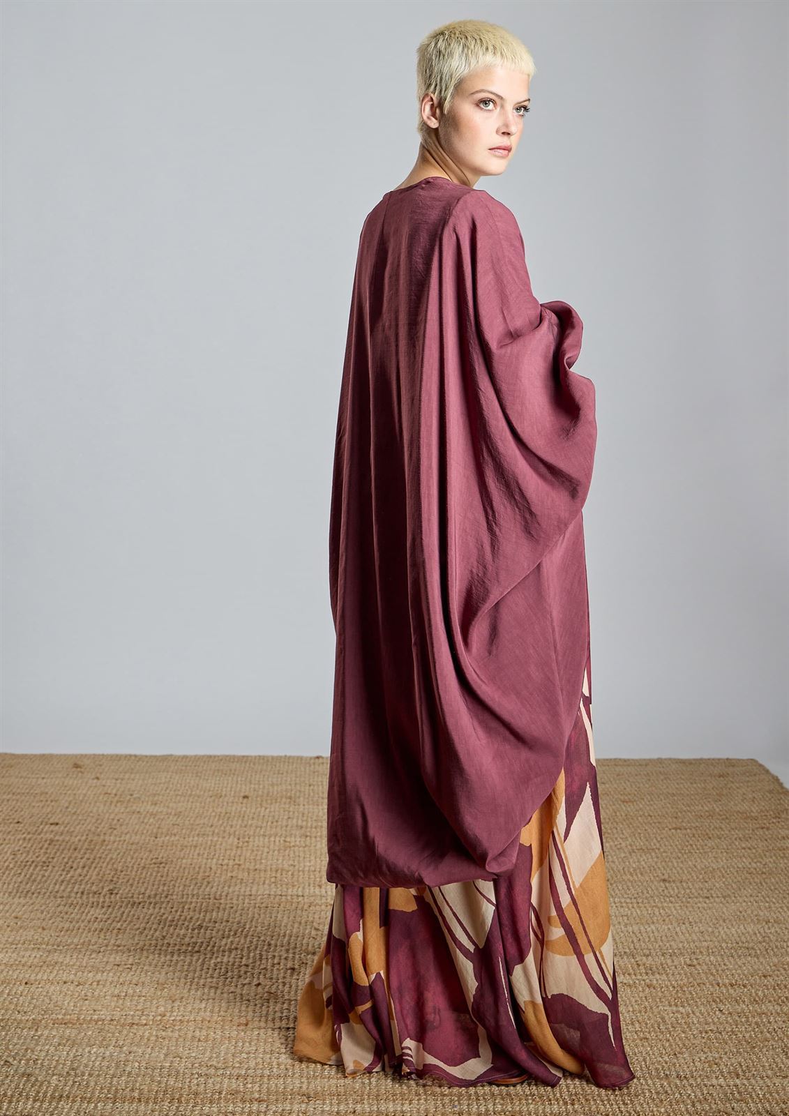 ALBA CONDE Kimono de Lino Granate - Imagen 4