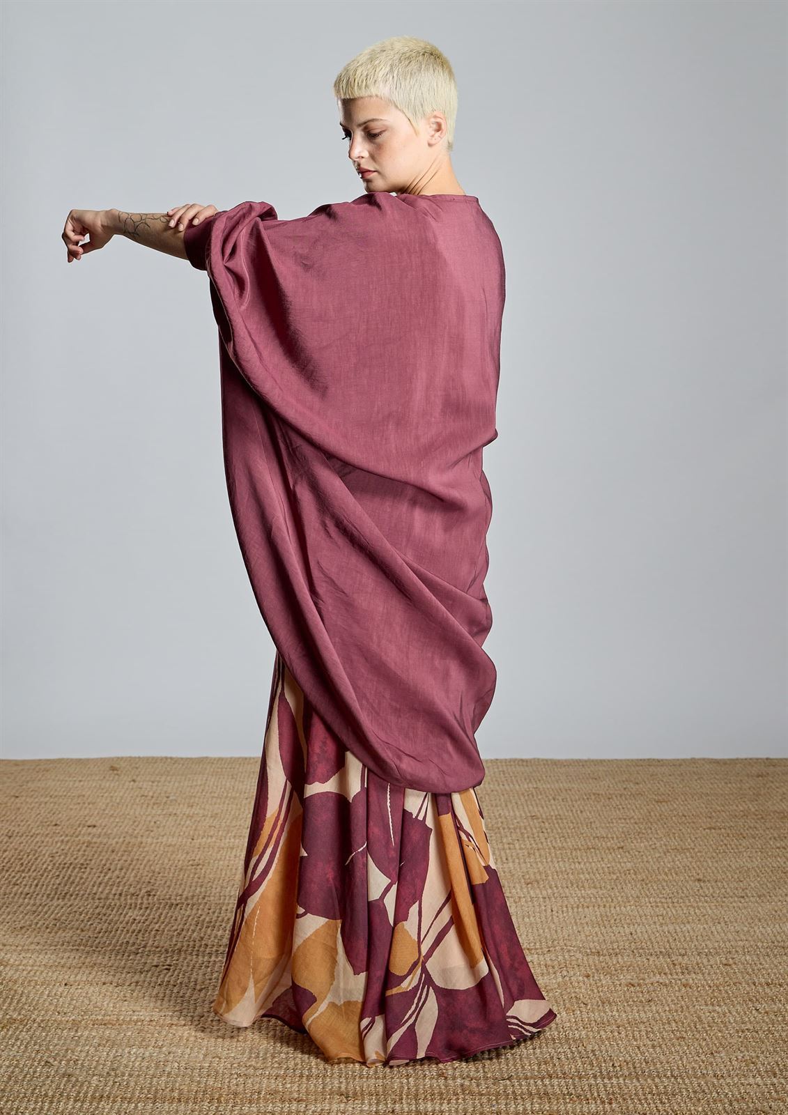 ALBA CONDE Kimono de Lino Granate - Imagen 5