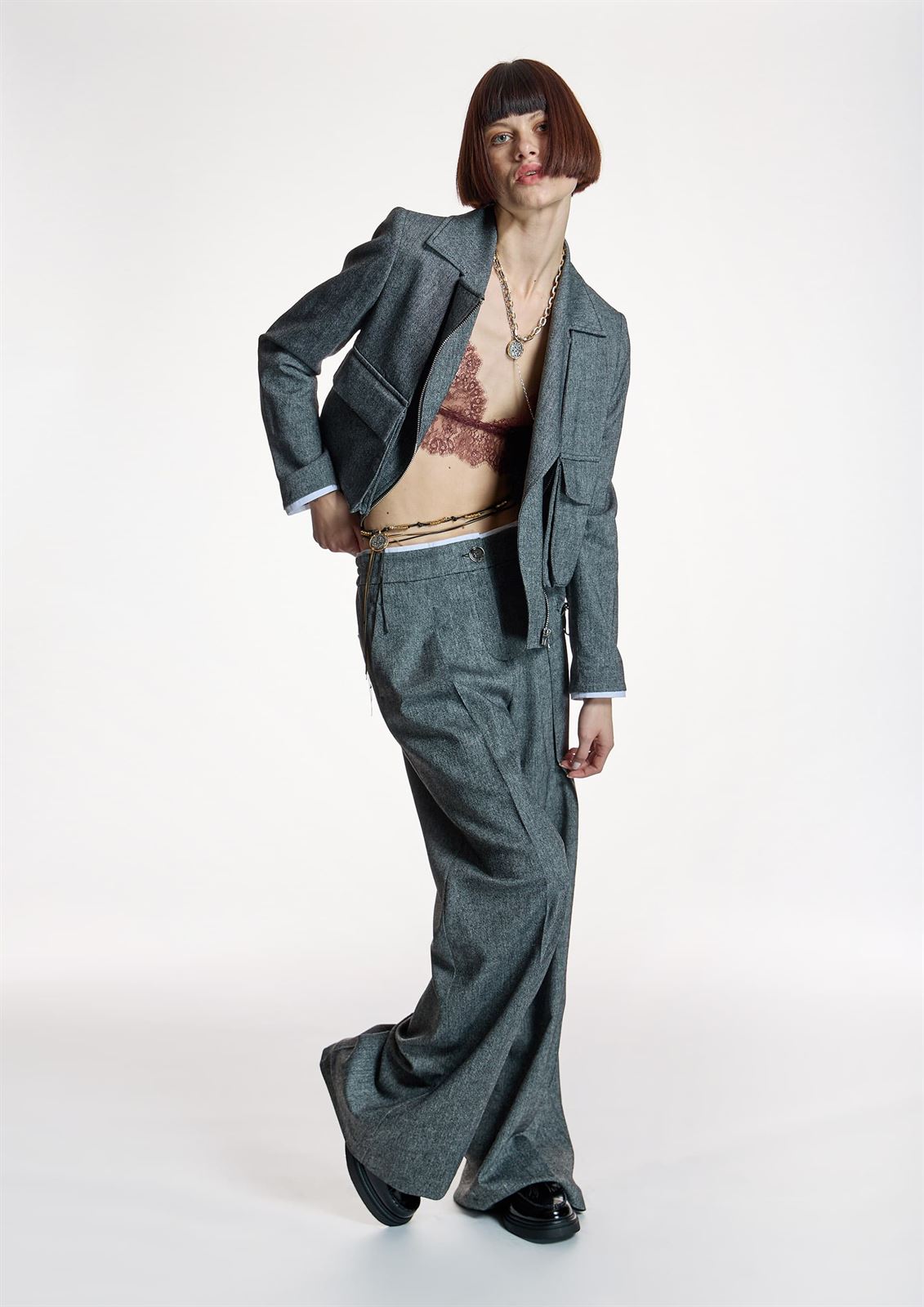 ALBA CONDE Pantalón Ancho Gris con Pinzas - Imagen 2