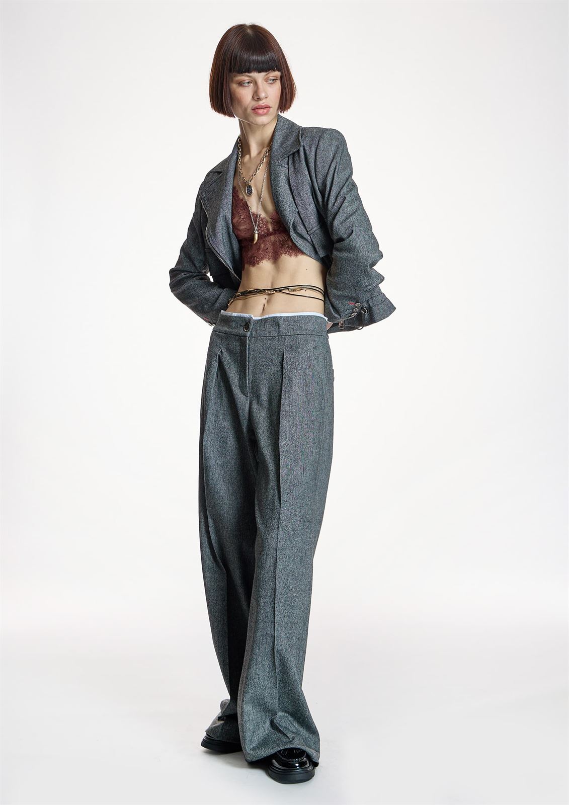 ALBA CONDE Pantalón Ancho Gris con Pinzas - Imagen 3