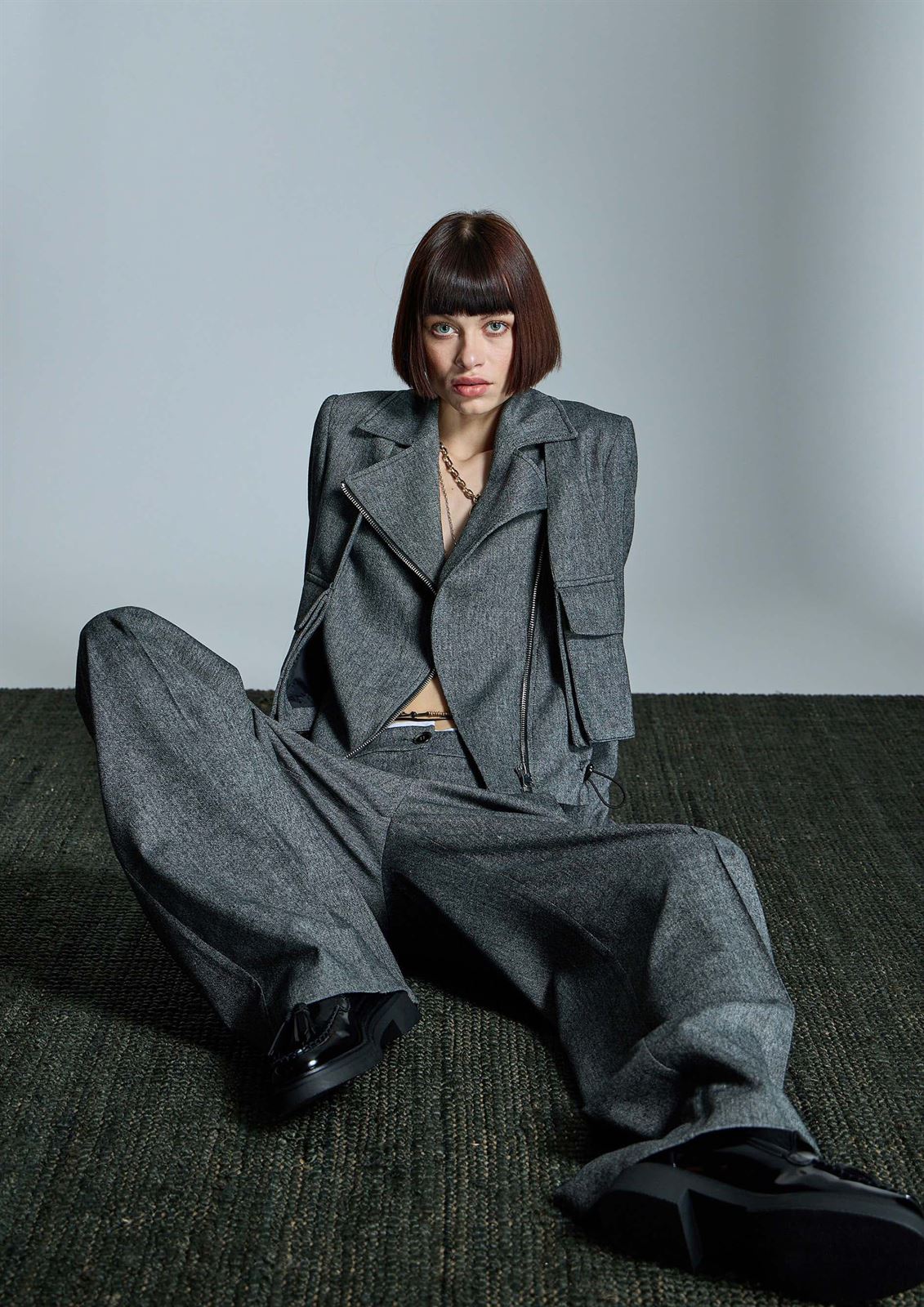 ALBA CONDE Pantalón Ancho Gris con Pinzas - Imagen 4
