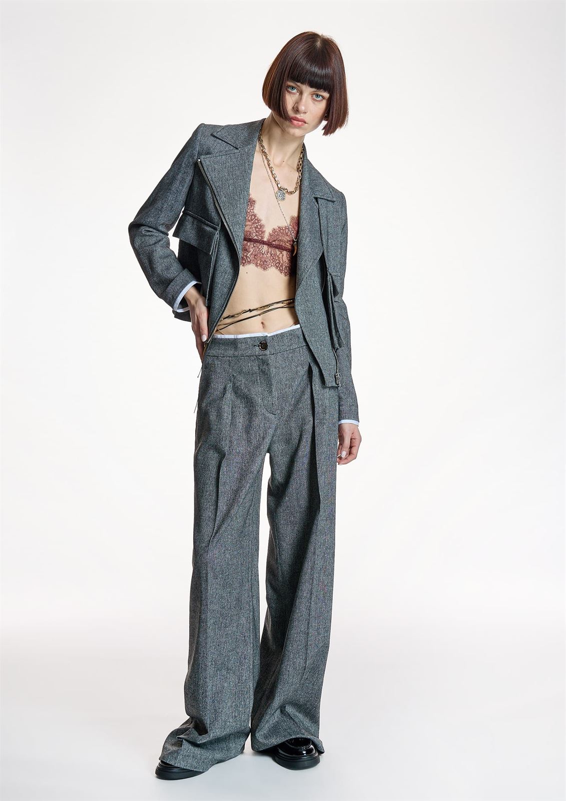 ALBA CONDE Pantalón Ancho Gris con Pinzas - Imagen 5