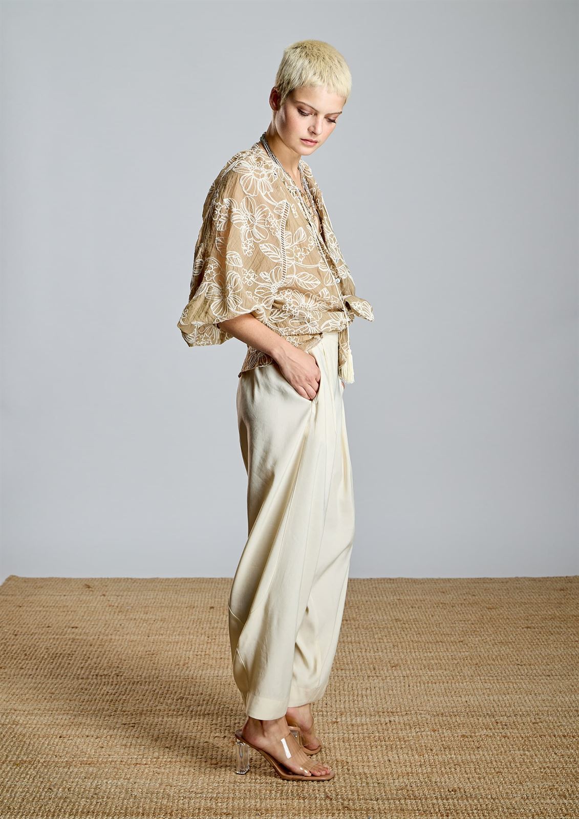 ALBA CONDE Pantalón Crudo Con Pinzas - Imagen 3