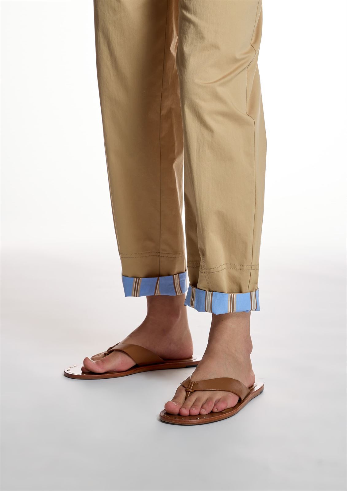 ALBA CONDE Pantalón Detalle Vuelta - Imagen 2