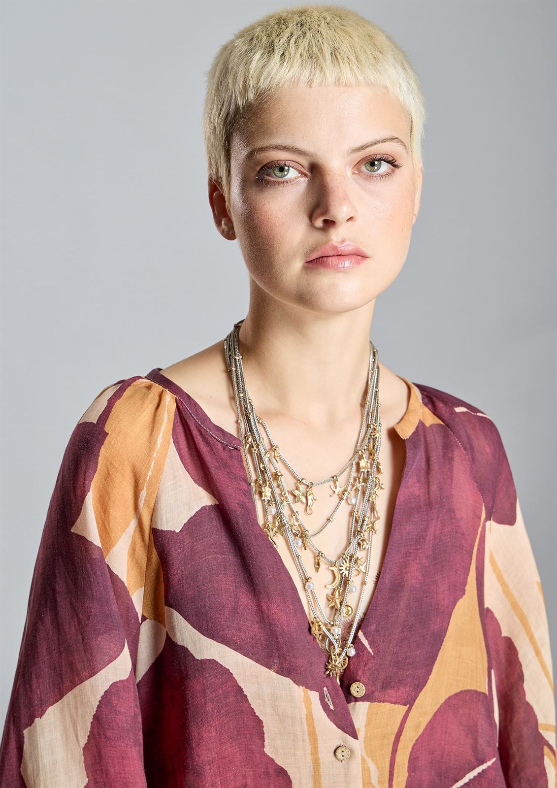 ALBA CONDE Pantalón Fluído Granate - Imagen 1