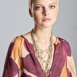 ALBA CONDE Pantalón Fluído Granate - Imagen 1