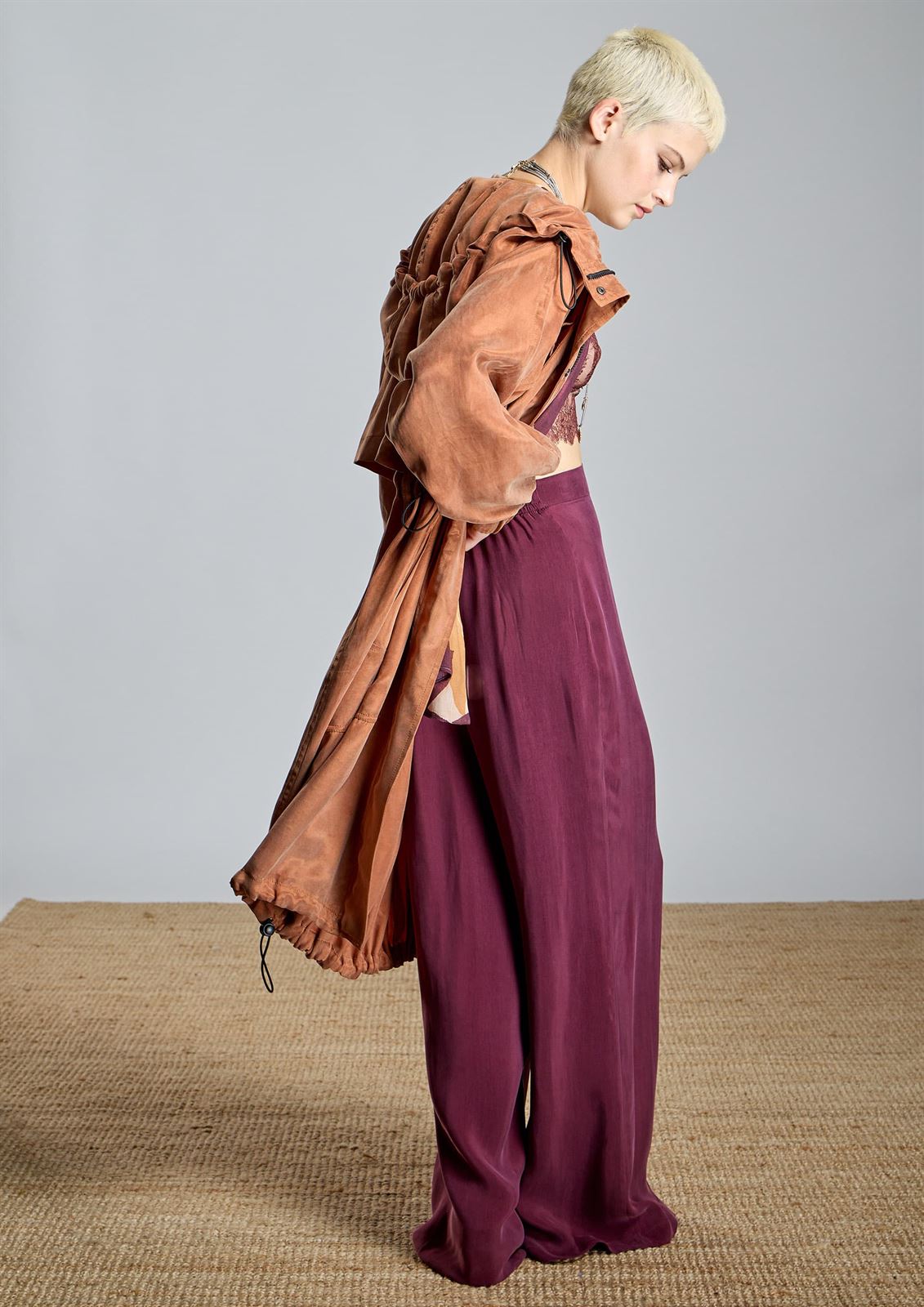 ALBA CONDE Pantalón Fluído Granate - Imagen 5