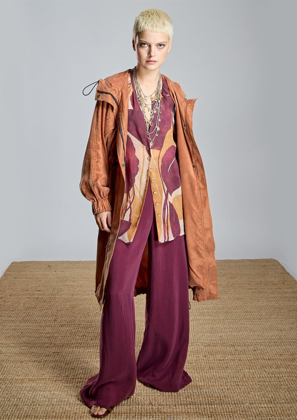 ALBA CONDE Pantalón Fluído Granate - Imagen 6