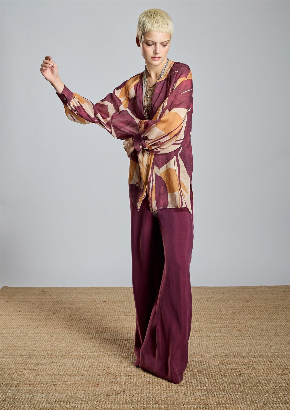 ALBA CONDE Pantalón Fluído Granate - Imagen 7