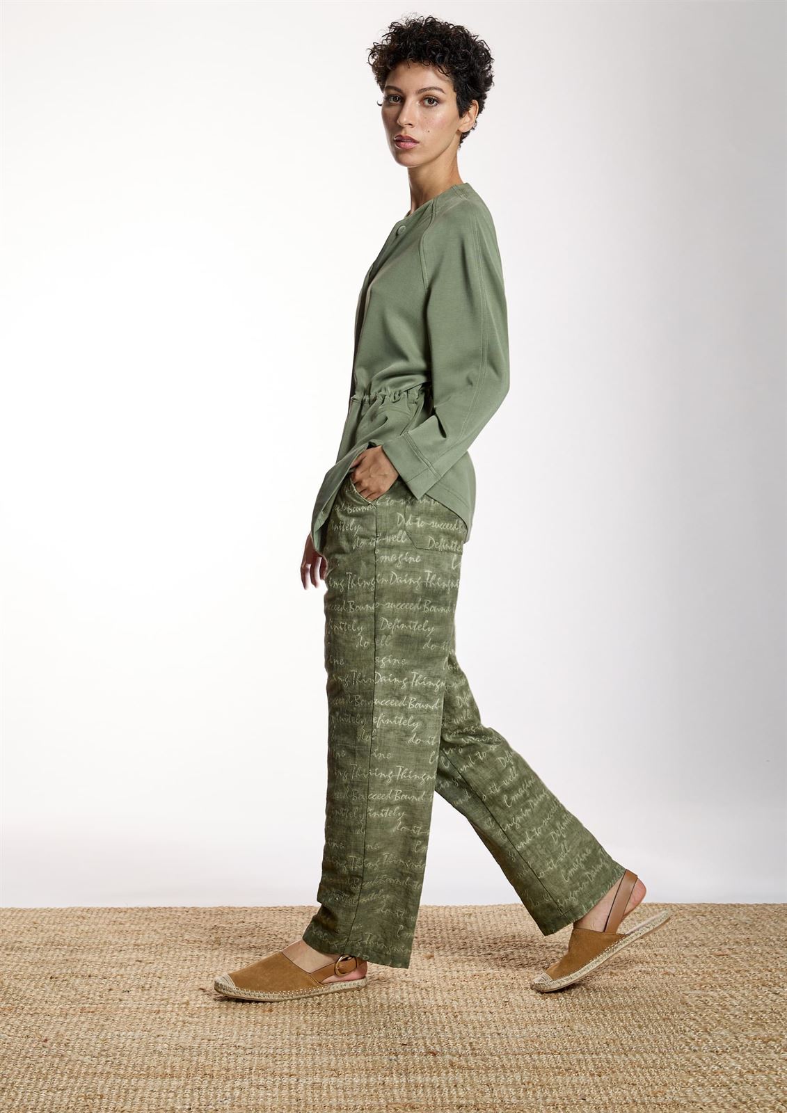 ALBA CONDE Pantalón Kaki Bordado - Imagen 1