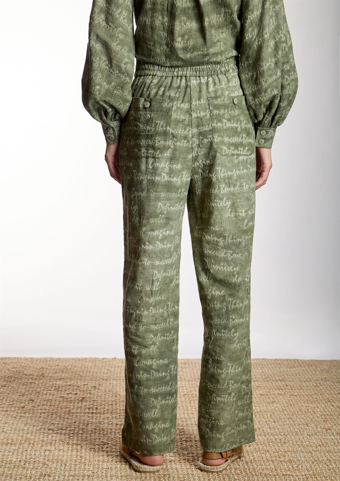 ALBA CONDE Pantalón Kaki Bordado - Imagen 2