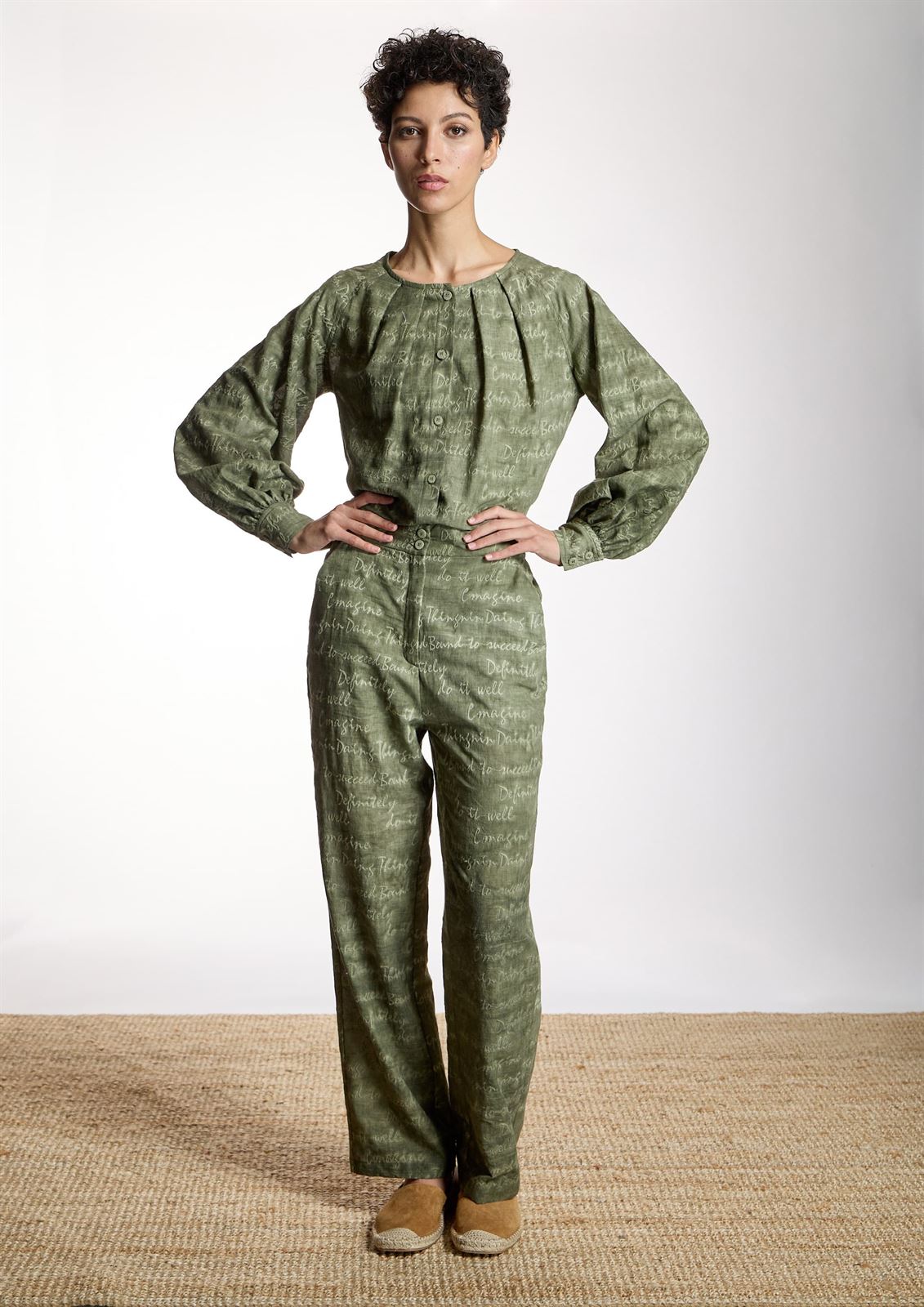 ALBA CONDE Pantalón Kaki Bordado - Imagen 3