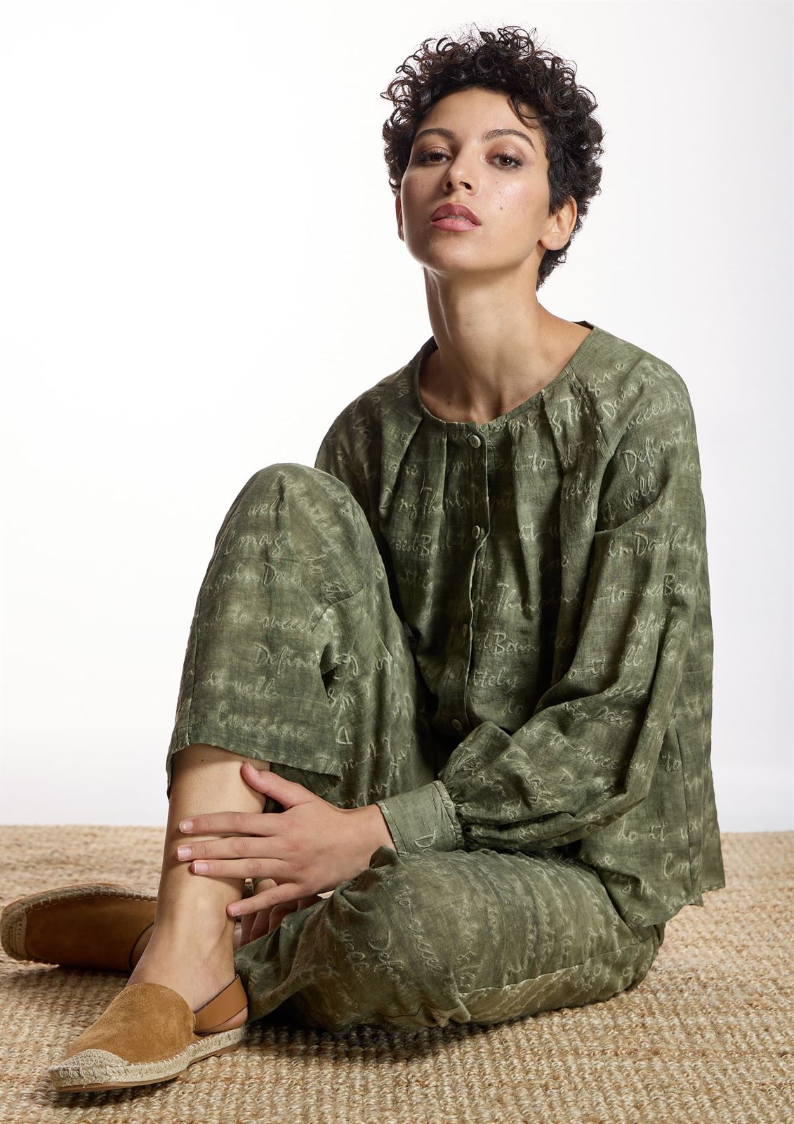 ALBA CONDE Pantalón Kaki Bordado - Imagen 5