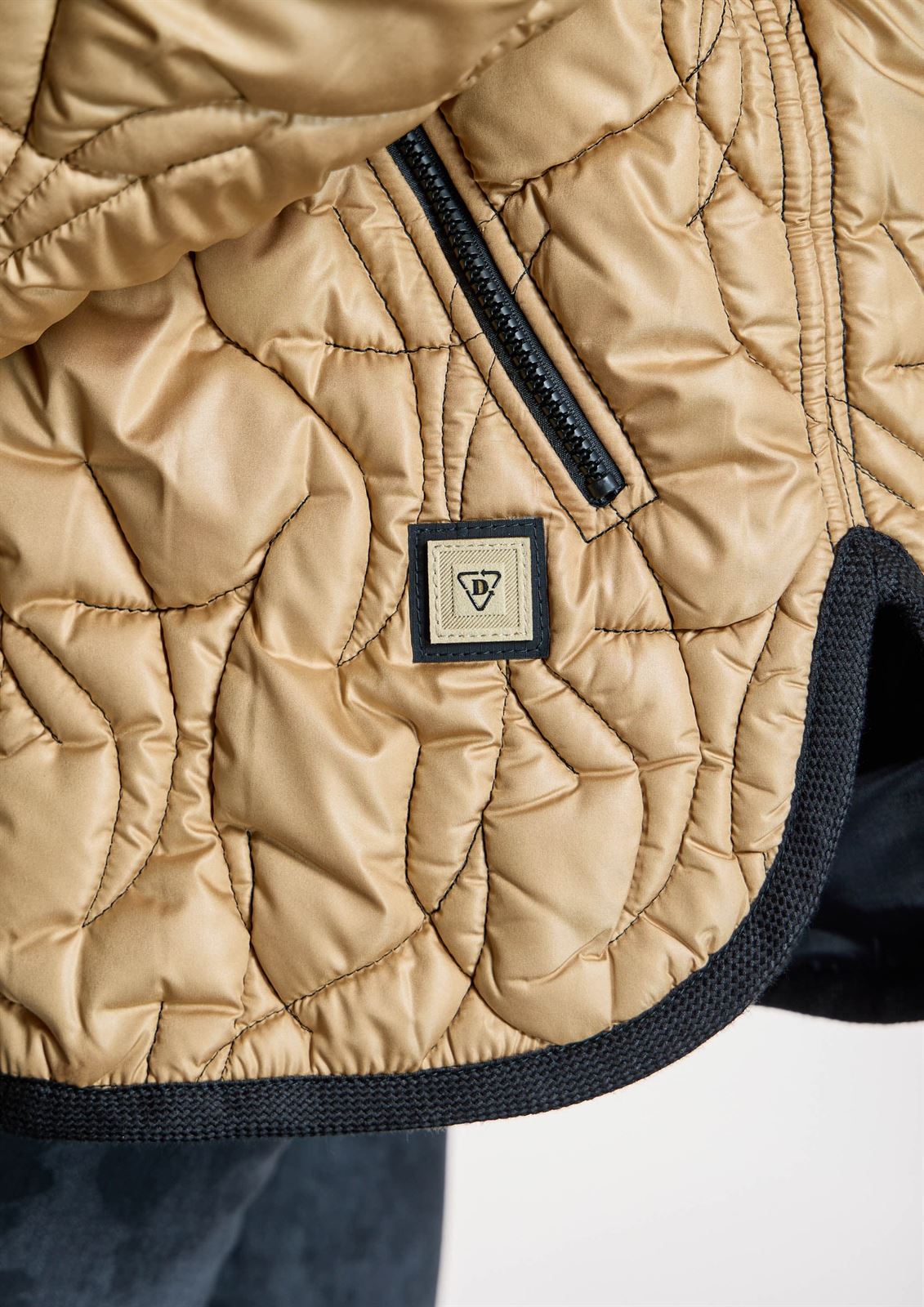 ALBA CONDE Parka Acolchada en Camel - Imagen 4
