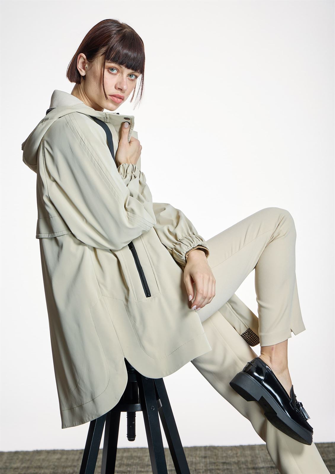ALBA CONDE Parka Beige con Bolsillos y Capucha - Imagen 2