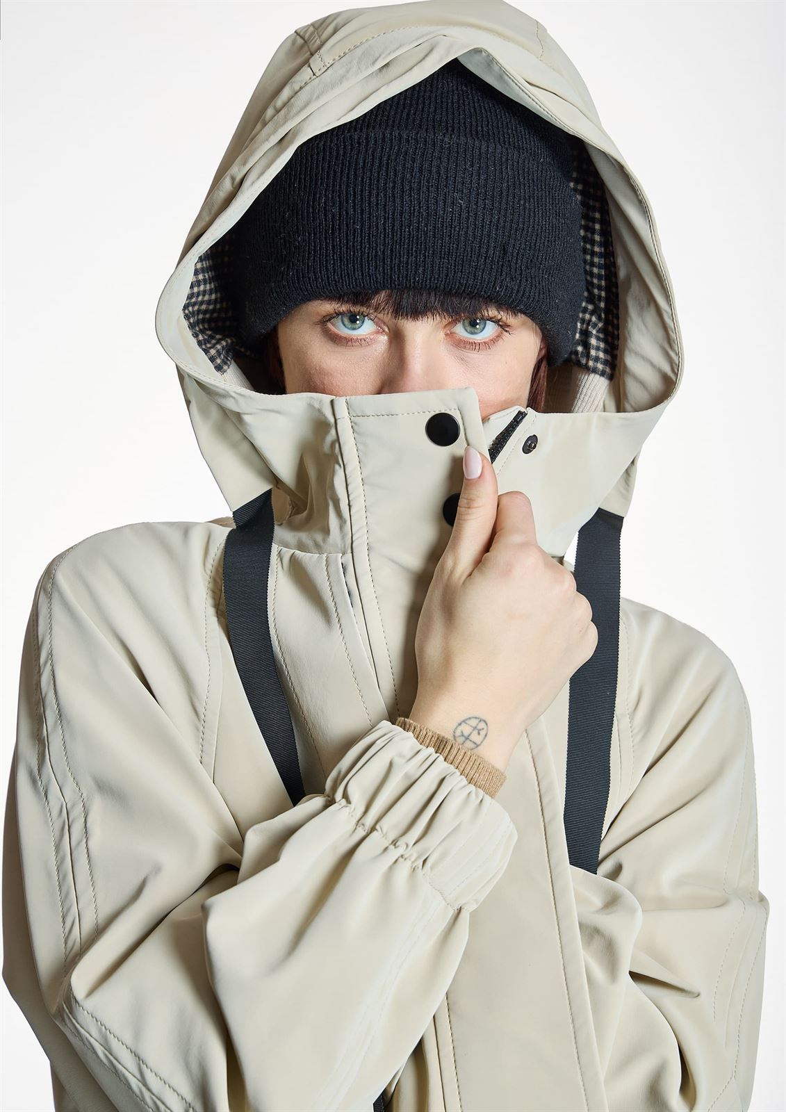 ALBA CONDE Parka Beige con Bolsillos y Capucha - Imagen 3