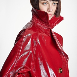 ALBA CONDE Parka Oversize Roja Efecto  Charol - Imagen 1