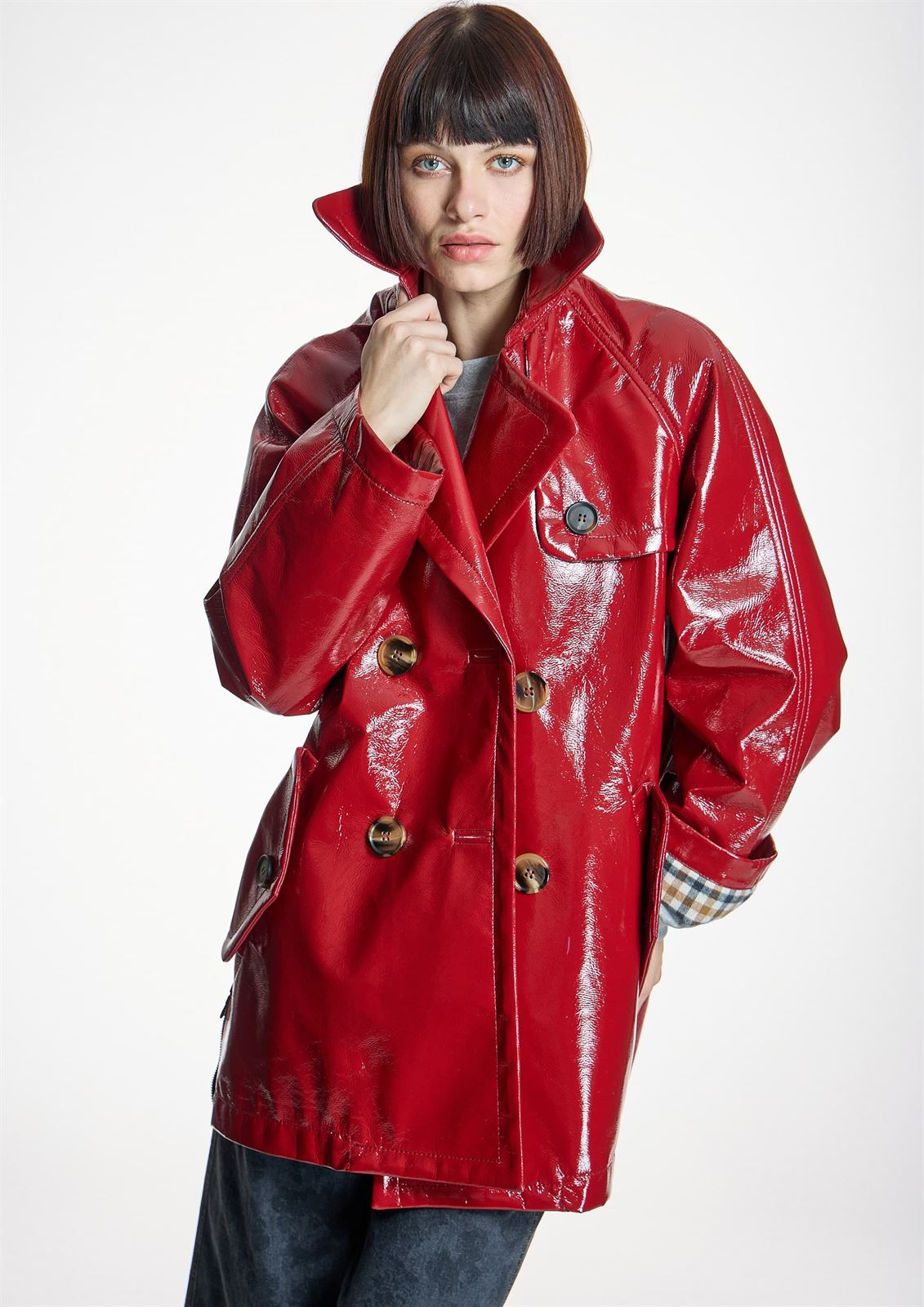 ALBA CONDE Parka Oversize Roja Efecto  Charol - Imagen 2